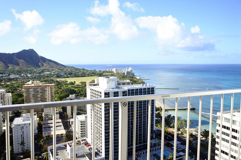 プライベートラナイからの眺め。ラナイにはイスとテーブルも用意されています。