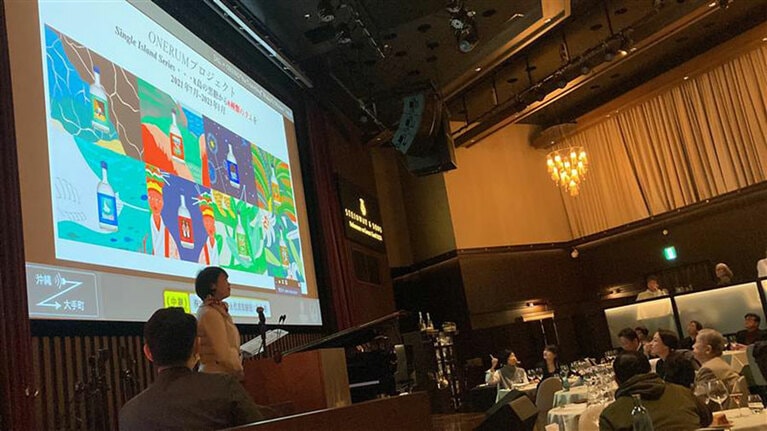 会場となる「俺のフレンチ グランメゾン 大手町」では大きなスクリーンで沖縄の魅力や生産者のストーリーも投影されていた。