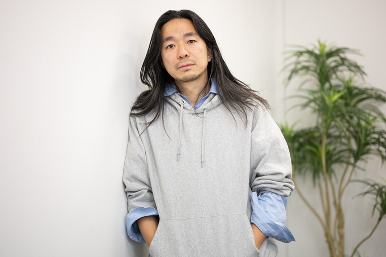 ファミリーマートのアパレル事業「コンビニエンスウェア」クリエイティブデザイナーの落合宏理さん。