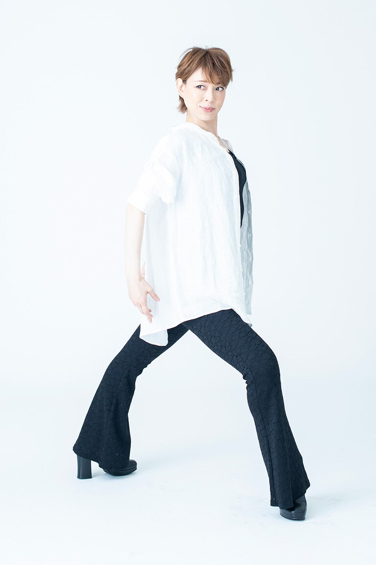 右足を思い切り前に踏み込む。姿勢が崩れないように、お腹に力を入れ直す。ウエストを左方向に捻りながら、肩甲骨を引き寄せ、肘を張る。