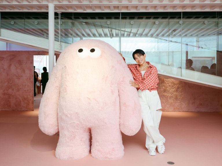 小田切ヒロさんと、POPUP会場のキャラクター・エナモちゃん。