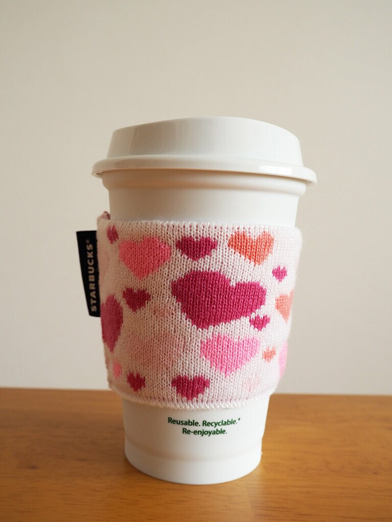 ニットスリーブを装着することで熱々ドリンクも持ちやすく。