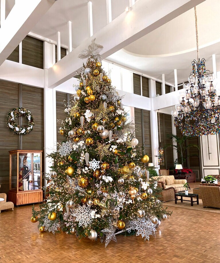 天井に届きそうなツリーの存在感に、シーグラスのシャンデリアが小さく見えるほど。