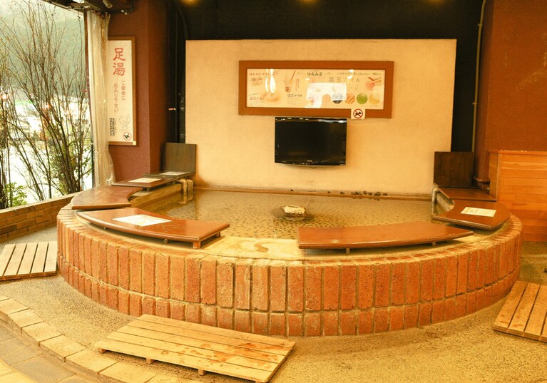 広々としたスペースでゆったりと足湯を楽しむことができる。初めて顔を合わせる旅人同士もつい会話が弾んでしまう、憩いの場。