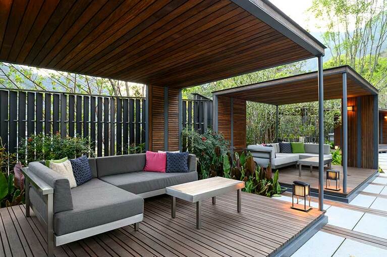 プールサイドのガゼボで、心地のいい湯上がりタイム。