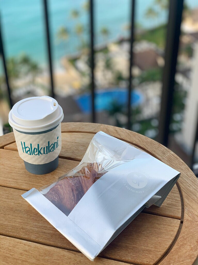 最高のロケーションでクロワッサンとラテを満喫。