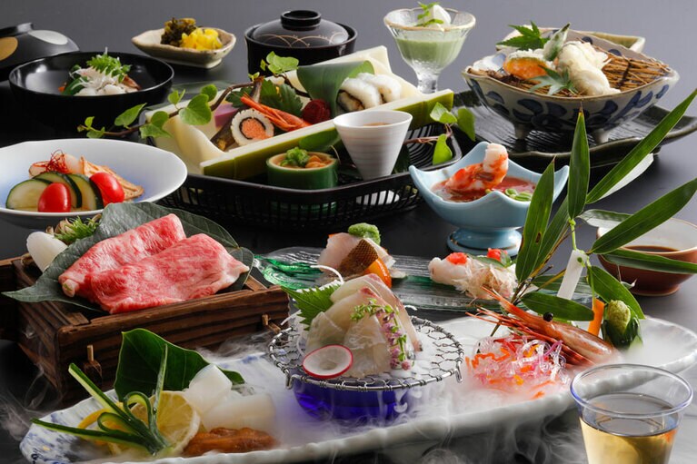 依山楼岩崎［鳥取／三朝温泉］「茶寮花野」夏の懐石。