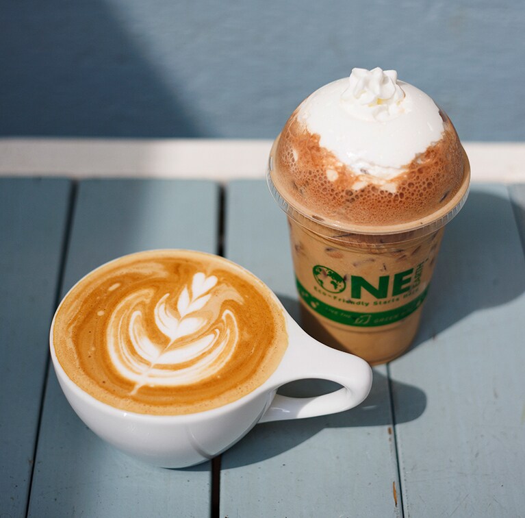 左から、“ラテ” 7.5ドル、ヘーゼルナッツペーストを使った“ヌテラチーノ” 8ドル。