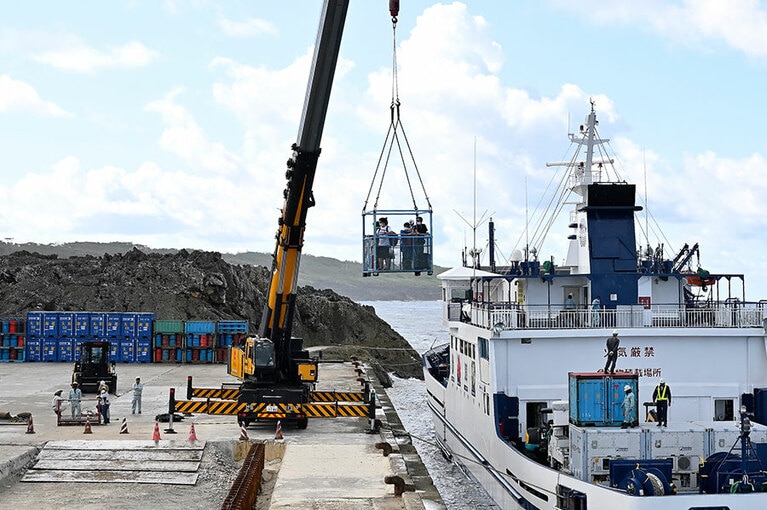 南大東島・西港にて。波や風の状態により、島内に3つある港のうち、どこに着岸するかは直前までわかりません。
