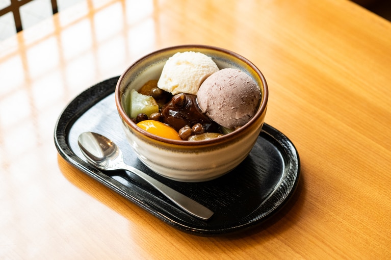 お店の名物アイスが2つとも味わえる豪華なあんみつ！