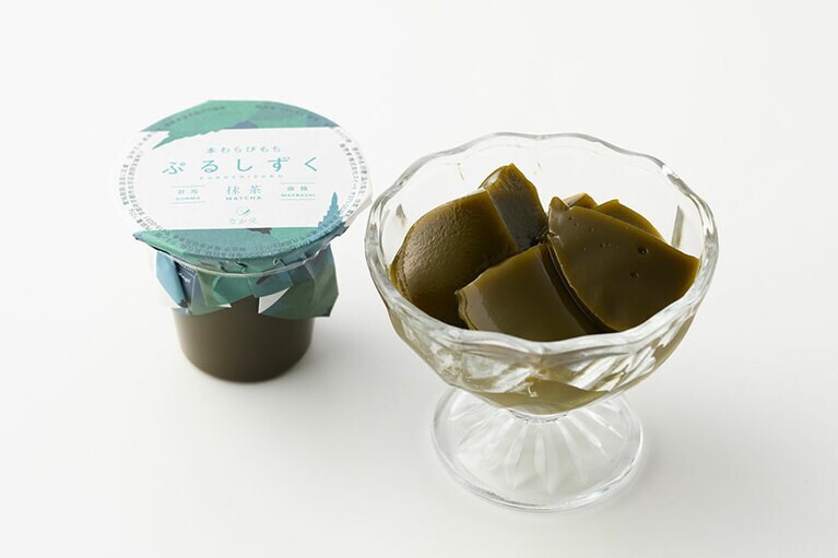 カップに入ったわらび餅をお気に入りの器で楽しめば、さらに涼感もアップ。