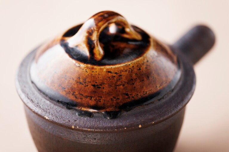 岩井窯のロングセラー、山本教行さん作の蓋付片手土鍋・大（直径19cm）33,000円