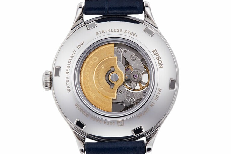 背面はシースルーバックで、回転錘がきらきらと輝く。オリエントスターの伝統が生んだムーブメントの美しさを堪能して。