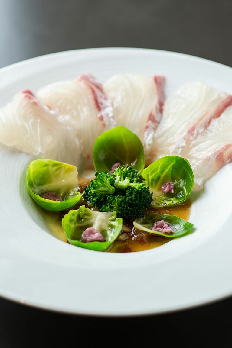 天草鯛のお造り。季節それぞれの旬の食材が楽しみ。