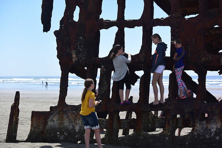 かつては立派な帆船だったピーター・アイルデール号。今は子供たちの遊び場に。