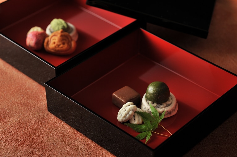 神様へのお供え物を下げていただく直会（なおらい）の儀式にならって、祈祷後は普段は開放されていない特別な空間でスイーツを味わう。