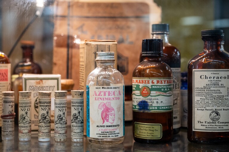 古い薬瓶などを展示したコーナーも。