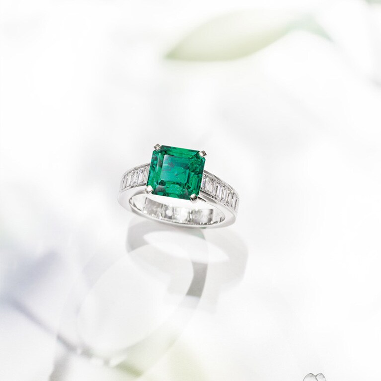 「メヌエット」（PT×DIA×センターエメラルド2.81ct（コロンビア産））41,844,000円／ヴァン クリーフ＆アーペル（ヴァン クリーフ＆アーペル ル デスク）