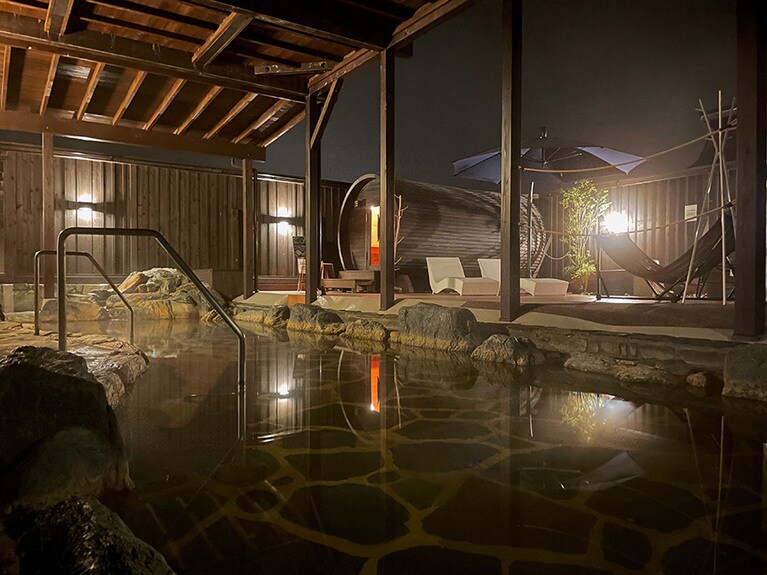 男女の内湯にはバレルサウナも。セルフロウリュが楽しめる。