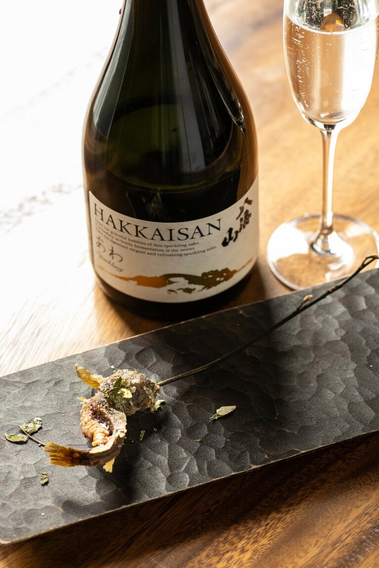 清流にしかいないカジカをシンプルに素揚げしたもの。