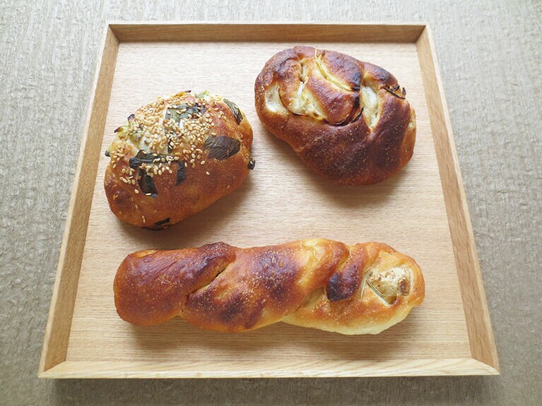 右上から：時計回りで「オニオンブレッド」小 275円、「じゃがいもぱん」275円、「九条ねぎ」275円。