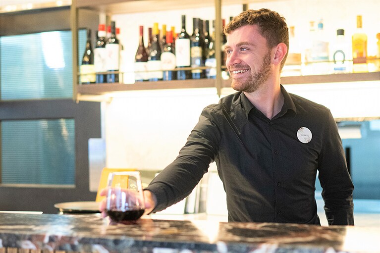 オーストラリアワインやクラフトビールを気軽に。バーの営業は22:00まで。