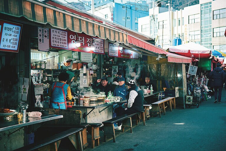 チャガルチ市場、忠武洞海岸市場、忠武洞夜明け市場で出会えるアジェとアジメの笑顔は釜山の旅の楽しみの一つ。アジェは釜山の方言でおじさん、アジメはおばさんのこと。