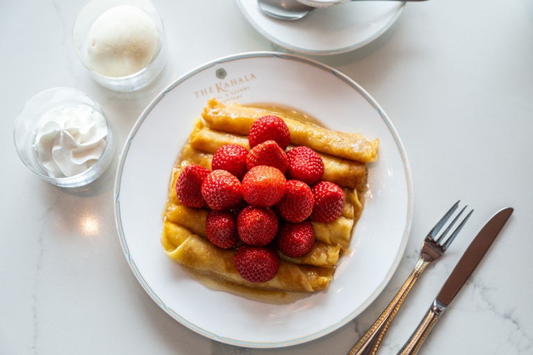 THE KAHALA Loungeで「ストロベリー・オン・ザ・シンパンケーキ」。