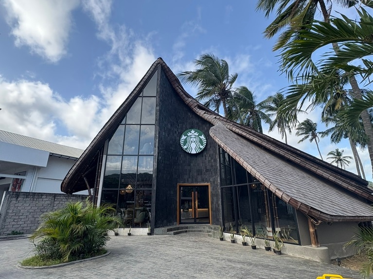 日本人バンブーアーティスト率いる「Bamboo Lab Architect社」の、世界初の竹建築のスターバックス。