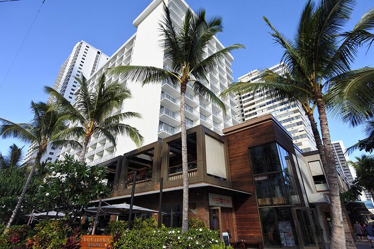 ワイキキ寄りにビーチサイドタワー、その背後に背の高いシースケープタワー。