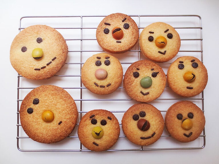 選ぶのも楽しい、クッキー大200円、小150円。