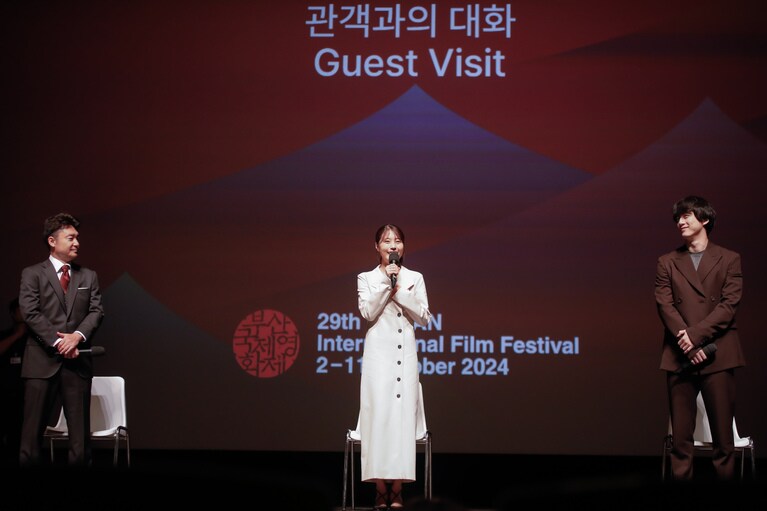 有村架純さんと坂口健太郎さん。