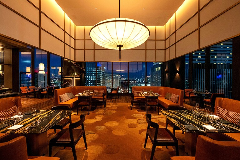 横浜の夜景を眺める「アイアン・ベイ」。営業時間 17:30～21:30 L.O.（土・日曜・祝日のみランチあり）定休日：月・火曜