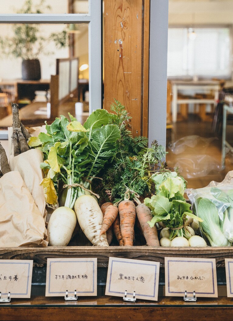 この日の“ごはん係”だった「こにまる農園」の野菜を販売。隣には便箋や文房具を扱う「手紙と文字 Fluke」のコーナーも。
