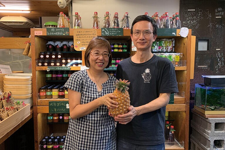オーナーの陳天景さんと奥さまの林玉華さん。パイナップル以外にも各種フルーツのジャムやドライフルーツがあります。