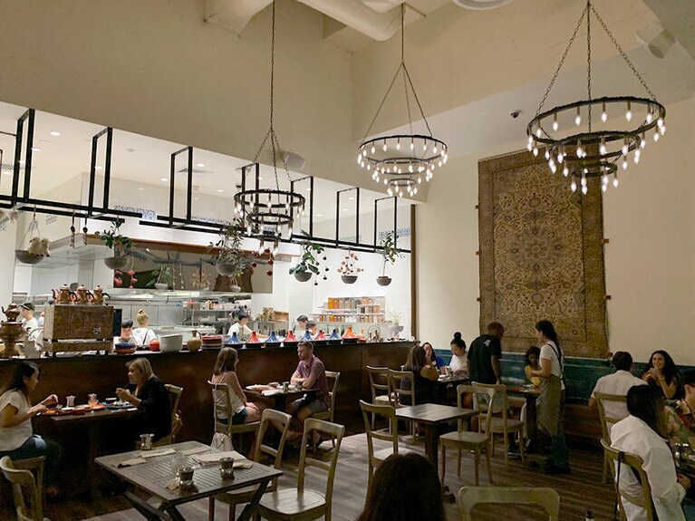 天井が高く異国情緒を感じる店内。