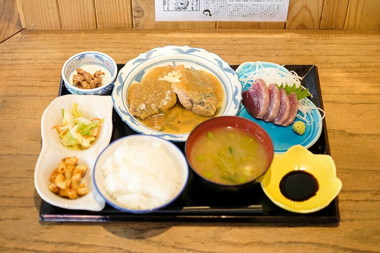 日替わりA定食 750円は、7:00～9:00の平日限定メニュー。写真は網元直送の鯖を使ったサバのみそ煮定食。