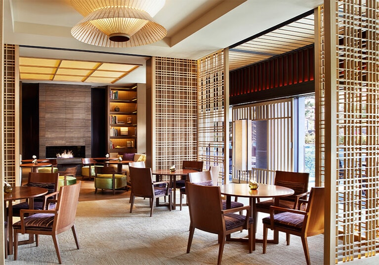 アフタヌーンティーの会場になる、町屋建築に見られる格子戸が印象的なラグジュアリーなティーラウンジ「ザ・ロビーラウンジ」。