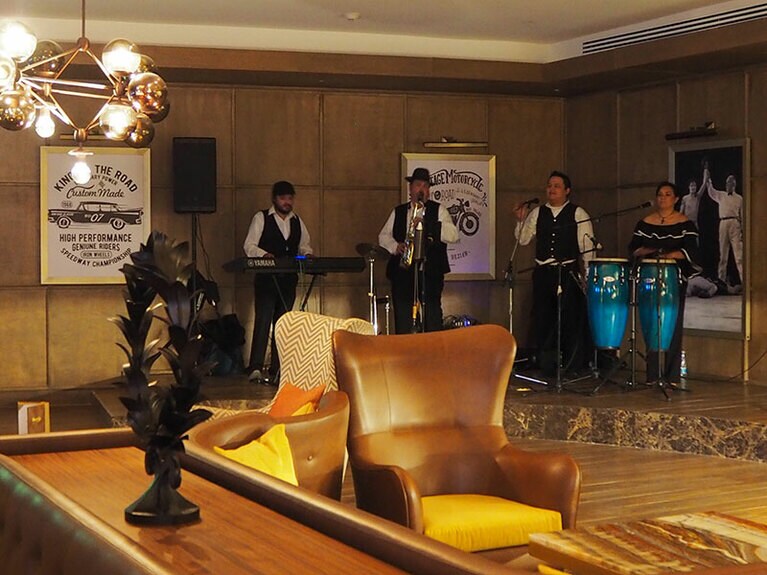 カクテル＆スポーツバー「ブラン ステージ(Blanc Stage)」は深夜まで営業。