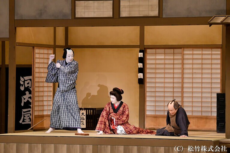 自分の意にそわないと暴力に走る与兵衛に、母の再婚相手である父・徳兵衛(中村歌六)も妹のおかち(中村壱太郎)も頭を抱えている。