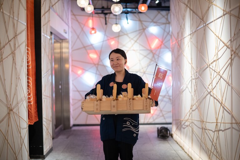 「夜のドラマティック温泉街」のそぞろ歩きにぴったりな「葛アイスバー」もふるまわれます。