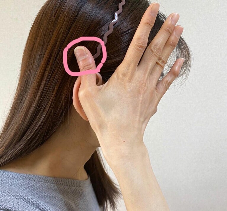 頭皮の「耳のとんがっている場所」の上辺りに親指を置く。