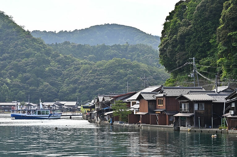 穏やかな湾内を周遊する遊覧船乗り場へは徒歩1分。