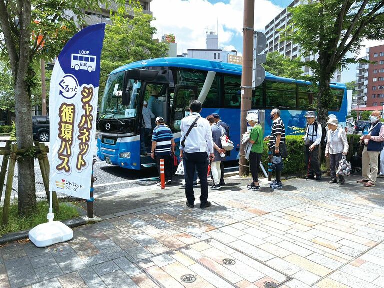 寄港地では毎回「循環バス」を数十台用意しているほか、声掛けなどにも工夫して利用者を待たせないよう気を配る