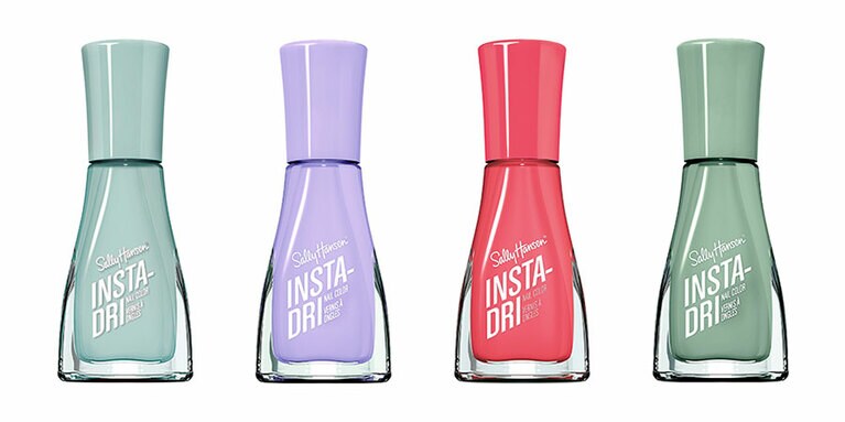 ベース＆トップコートの成分が入っていて、1度塗りでもムラなくツヤのある仕上がりに。インスタドライ ネイルカラー 左から、ミントグリーンの510 ゲインモミンタム。塗るとピンクニュアンスもあるラベンダーの453 ヘザーハッスル、パキッと明るい黄味系ピンクの333 ピーチィブリーズ、陰りを感じるグレイッシュなグリーンの523 タイムイズマネー。各9mL 715円／サリーハンセン