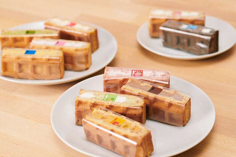 【ワッフル・ケーキの店 R.L (エール・エル)】「今月のワッフルケーキ10個セット」ごろごろキャラメルりんご・もものチーズケーキ・大人のモンブラン・ピスタチオクリーム・苺づくし ほか 1,198円 ※写真は11月の10個セット、全て税込。