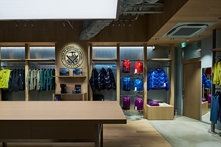 2階は、フロアの中心にテーブルを設置。山をハブに人々のコミュニケーションが活性化する場になることを目指す。