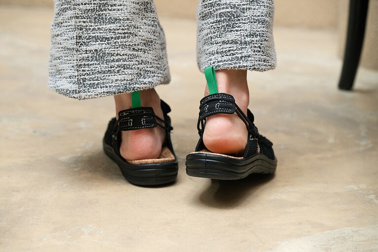 ヒールカウンター部分の鮮やかなグリーンが差し色に。2WAY仕様で履けるのが嬉しい！