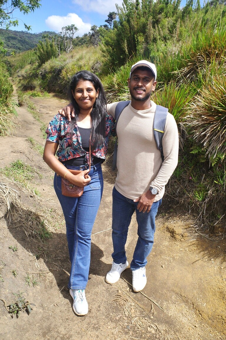 ハイキングデートを楽しんでいたスリランカのカップル。