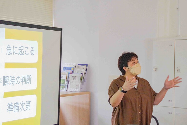 辻さんが講師を務めた株式会社プラゴでのオフィス防災体験イベント。株式会社プラゴでは、自然エネルギーからつくった電力を電気自動車に供給する充電システムや、その電気自動車の電力を災害時に役立てるシステムの開発などを手掛けている。